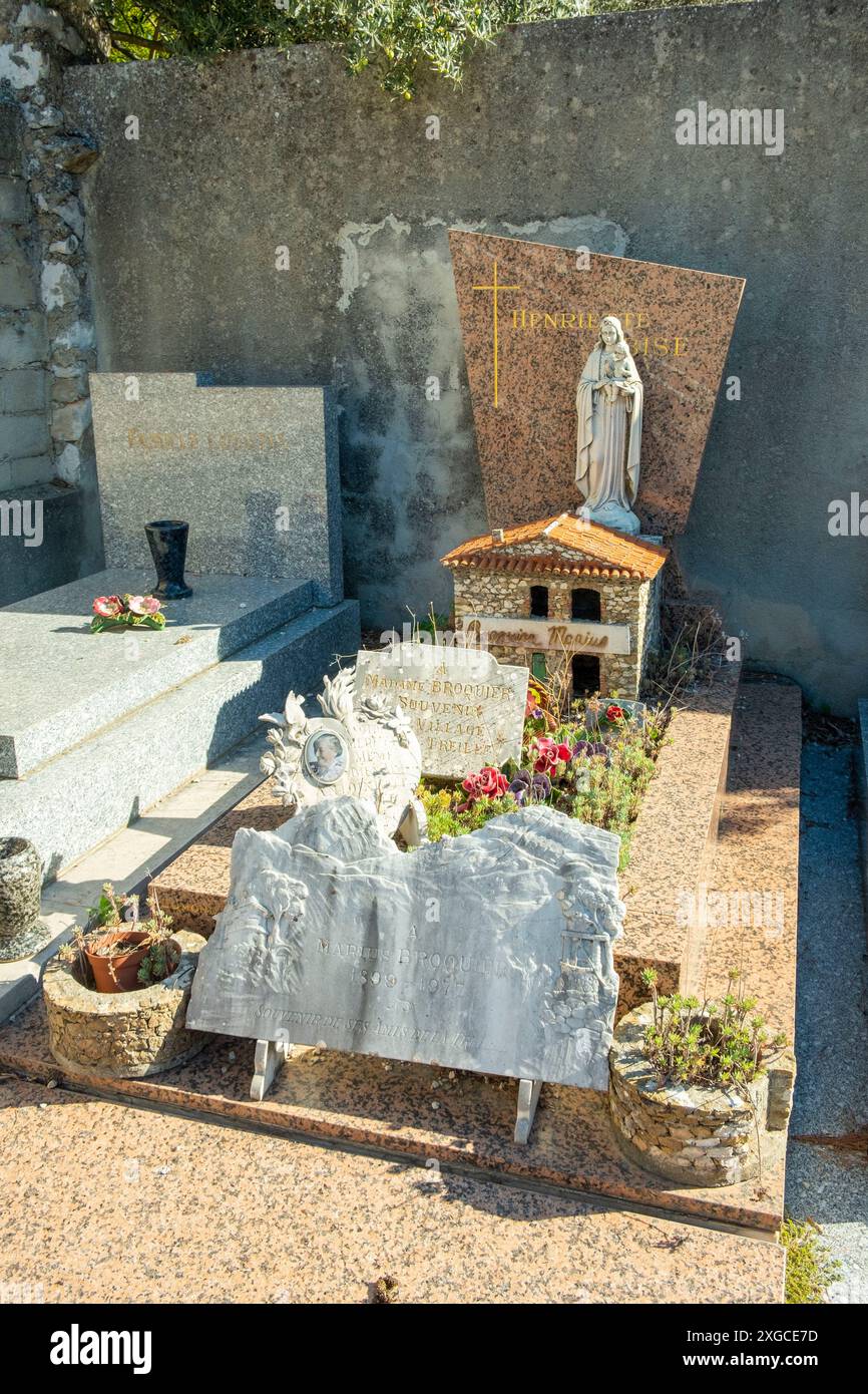 Frankreich, Bouches du Rhone, Marseille, La Treille, der Friedhof, Grave der Broquier-Familie, mason und Freund von Pagnol, der die Bühnen für seine Filme einschließlich Angele schuf. Zur Grabnachbildung von Angeles Farm Stockfoto