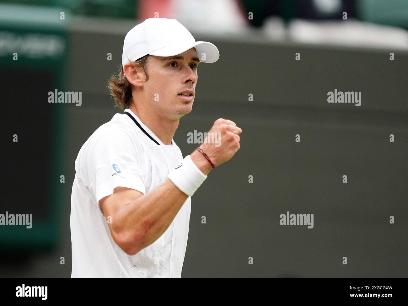 Alex de Minaur reagierte darauf, nachdem er am 8. Tag der Wimbledon Championships 2024 im All England Lawn Tennis and Croquet Club in London einen Punkt gegen Arthur Fils gewonnen hatte. Bilddatum: Montag, 8. Juli 2024. Stockfoto