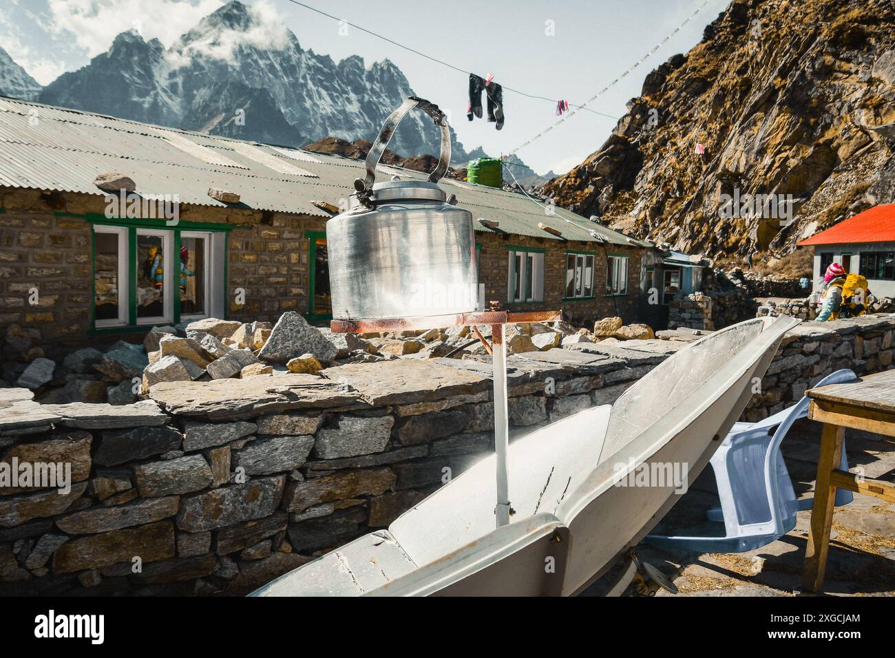 Sonnenenergie zur Erwärmung des Topfwassers im hochalpinen Himalaya. EBC Trek Pensionen und Unterkünfte im Winter Stockfoto