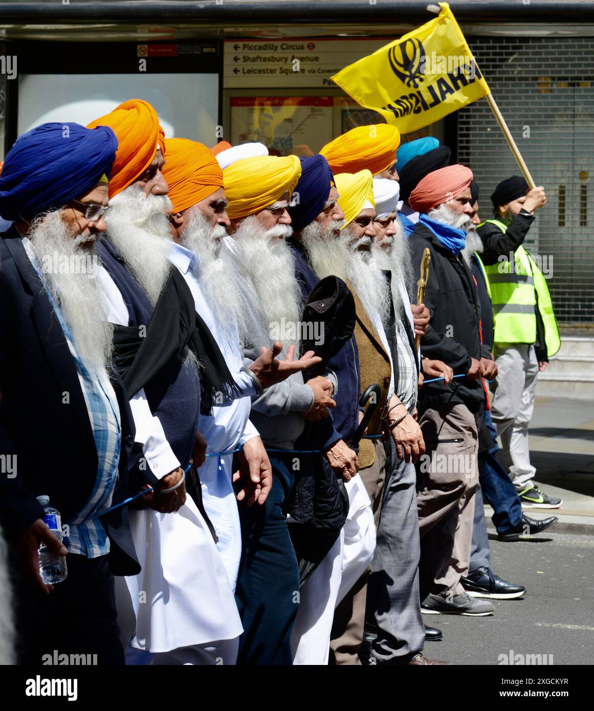 Britischer Sikh-marsch in Zentral-London anlässlich des 40. Jahrestages des Amritsar-Massakers Stockfoto