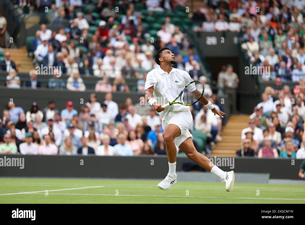 Wimbledon, London, Großbritannien. Juli 2024. Frankreichs Arthur Fils bereitet sich heute in Wimbledon auf einen Overhead vor, während er in der vierten Runde gegen Alex de Minaur aus Australien spielt. Quelle: Adam Stoltman/Alamy Live News Stockfoto