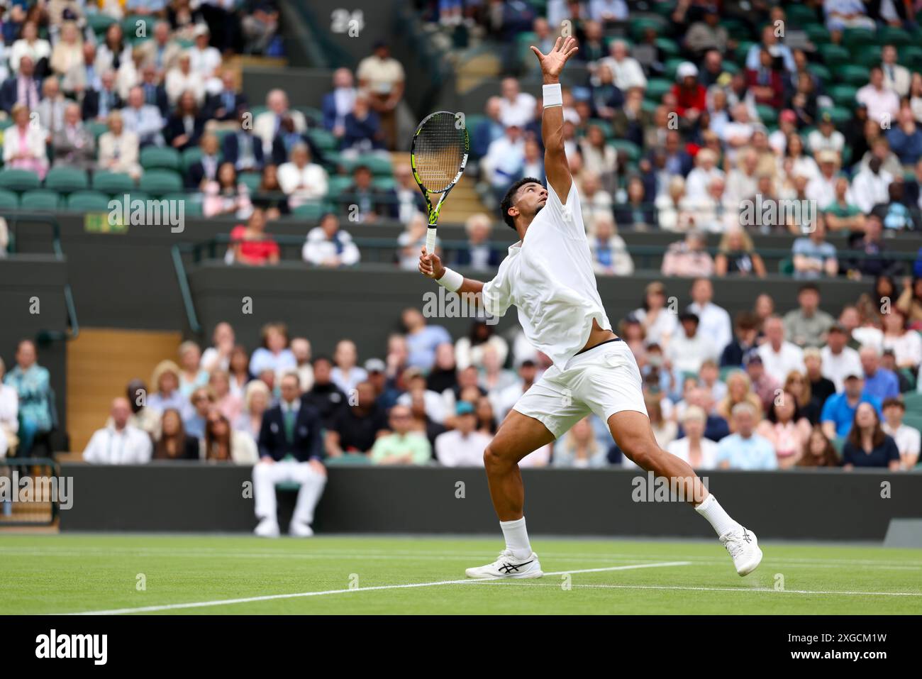 Wimbledon, London, Großbritannien. Juli 2024. Frankreichs Arthur Fils bereitet sich heute in Wimbledon auf einen Overhead vor, während er in der vierten Runde gegen Alex de Minaur aus Australien spielt. Quelle: Adam Stoltman/Alamy Live News Stockfoto
