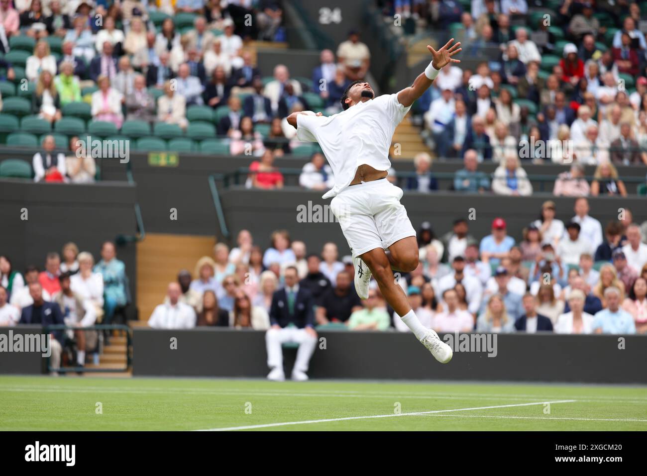 Wimbledon, London, Großbritannien. Juli 2024. Frankreichs Arthur Fils bereitet sich heute in Wimbledon auf einen Overhead vor, während er in der vierten Runde gegen Alex de Minaur aus Australien spielt. Quelle: Adam Stoltman/Alamy Live News Stockfoto