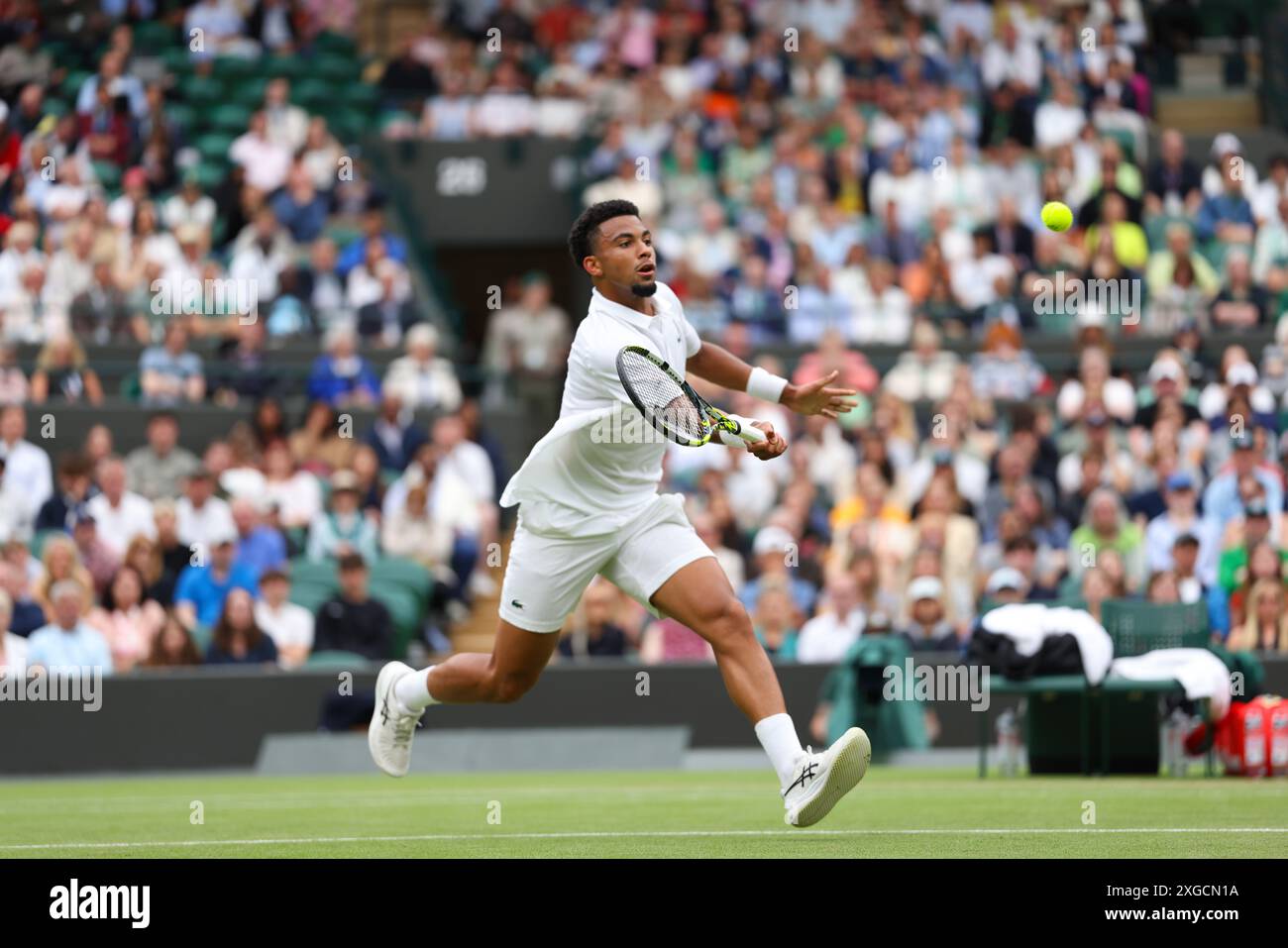 Wimbledon, London, Großbritannien. Juli 2024. Frankreichs Arthur Fils hat heute in Wimbledon in seiner vierten Runde gegen Alex de Minaur aus Australien gespielt. Quelle: Adam Stoltman/Alamy Live News Stockfoto