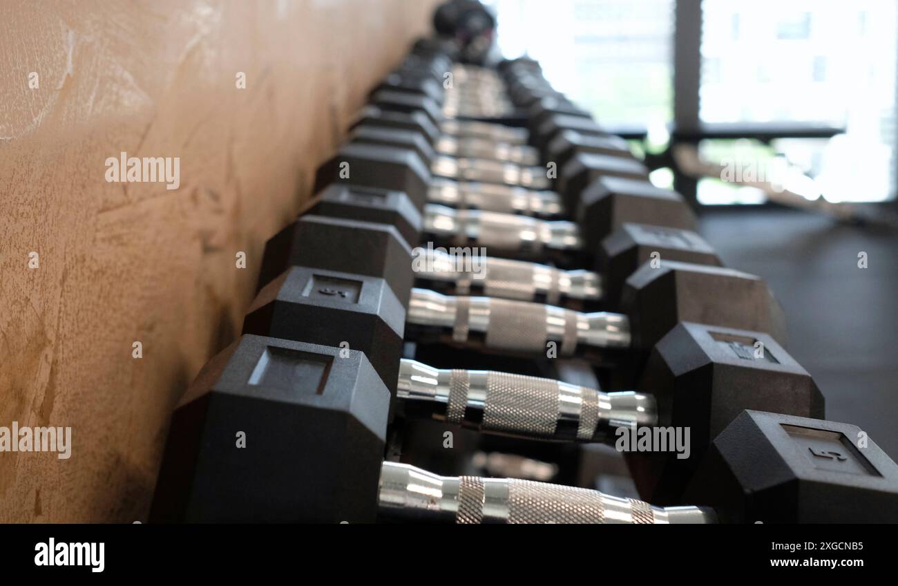 Selektiver Schwerpunkt auf Gewichten im Fitnessstudio Stockfoto