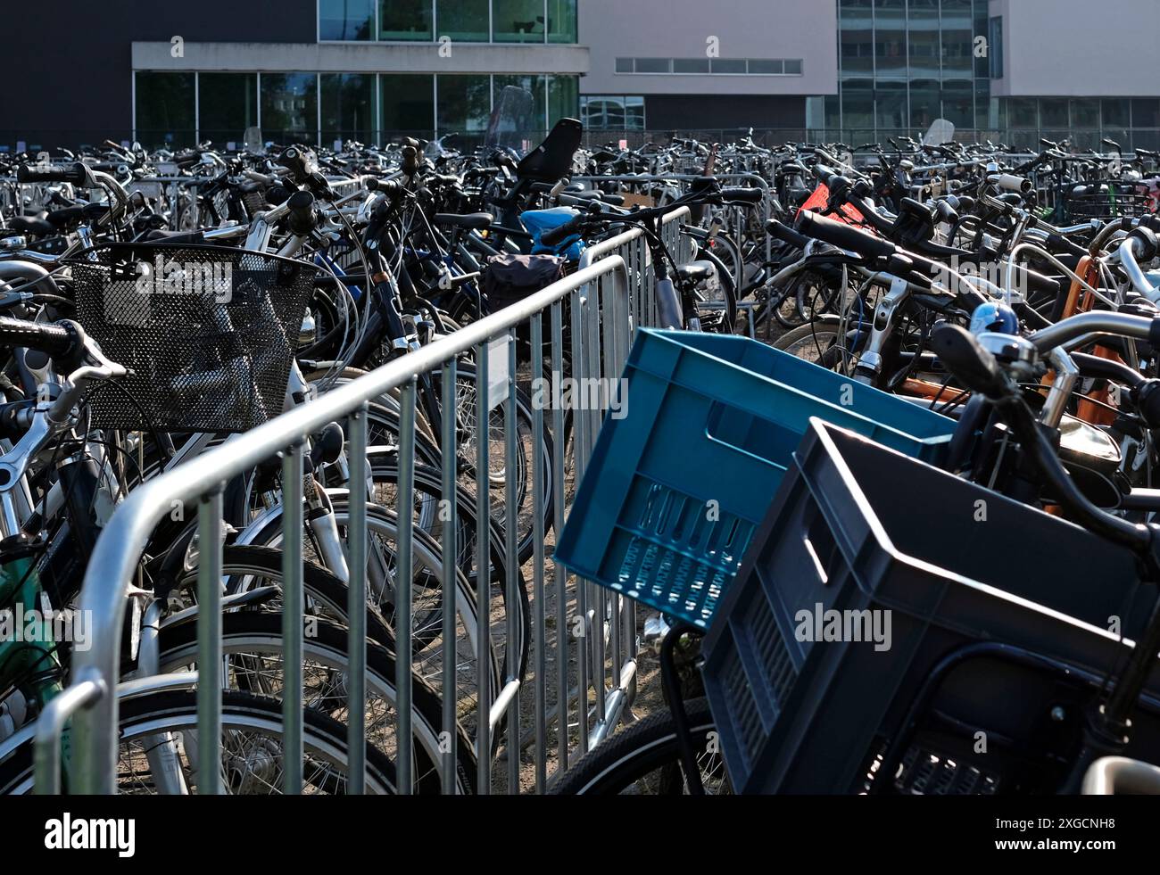 Riesige Anzahl von Fahrrädern, die in Amersfoort, Niederlande, geparkt wurden Stockfoto