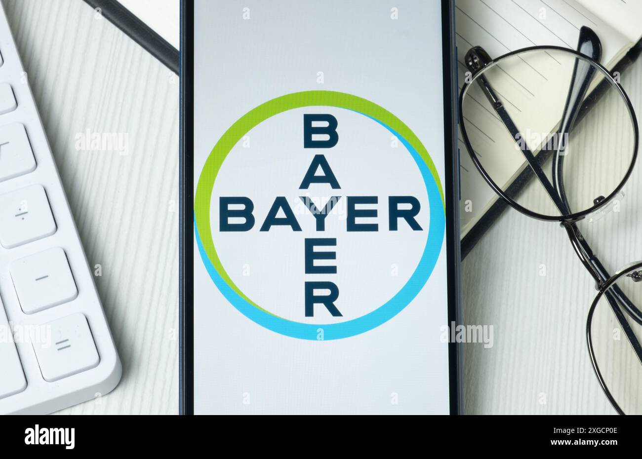 New York, USA – 21. Juni 2024: Bayer-Logo auf dem Telefonbildschirm, Firmensymbol. Stockfoto