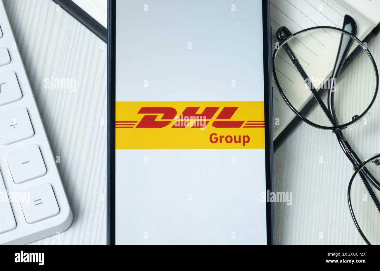 New York, USA – 21. Juni 2024: Logo der DHL Group auf dem Telefonbildschirm, Symbol der Deutschen Post. Stockfoto