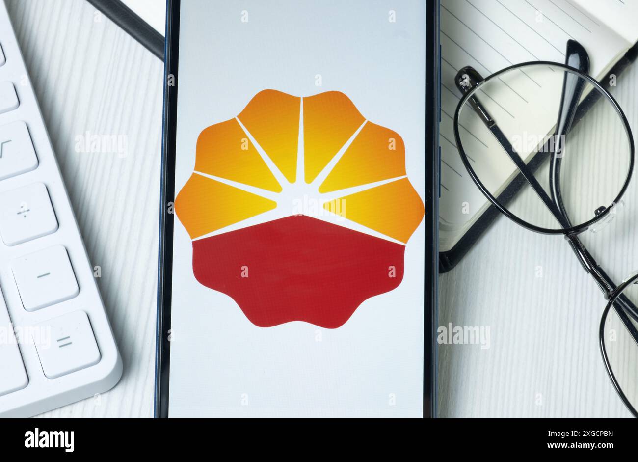 New York, USA – 21. Juni 2024: Kunlun Energy Logo auf dem Telefonbildschirm, Firmensymbol. Stockfoto