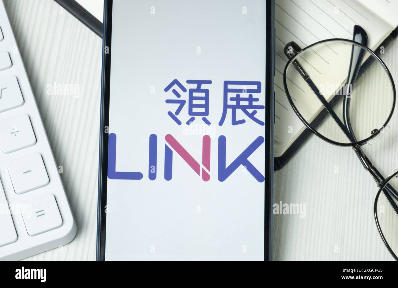 New York, USA – 21. Juni 2024: Link Real Estate Investment Trust Logo auf dem Telefonbildschirm, Firmensymbol. Stockfoto