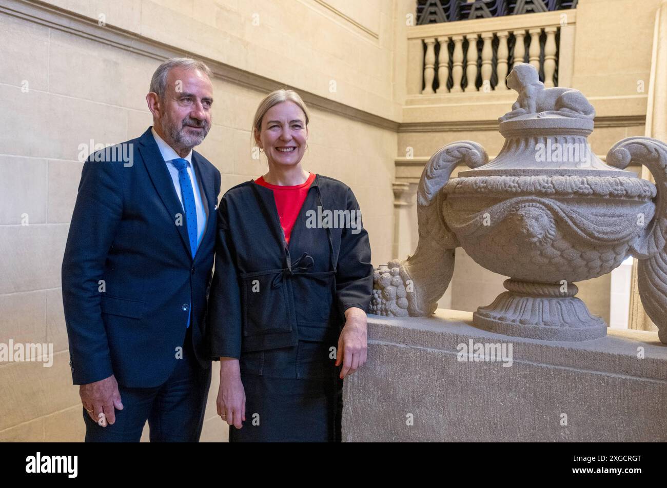 Die Stiftung Preußischer Kulturbesitz SPK bekommt eine neue Leitung. Der Stiftungsrat aus Vertretern der Bundesländer und der Bundesregierung waehlte am Montag 08.07.2024 in Berlin Marion Ackermann Foto, r als Nachfolgerin von SPK-Praesident Hermann Parzinger Foto, l der Ende Mai 2025 altersbedingt aus dem Amt scheidet. Die 59-jaehrige Ackermann ist Generaldirektorin der Staatlichen Kunstsammlungen Dresden SKD. Die SPK ist mit mehr als 2,100 Mitarbeitern Deutschlands groesste Kultureinrichtung. Zur SPK gehoeren unter anderem die Staatlichen Museen zu Berlin. Siehe epd-Meldung vom 08.07.2024 Stockfoto