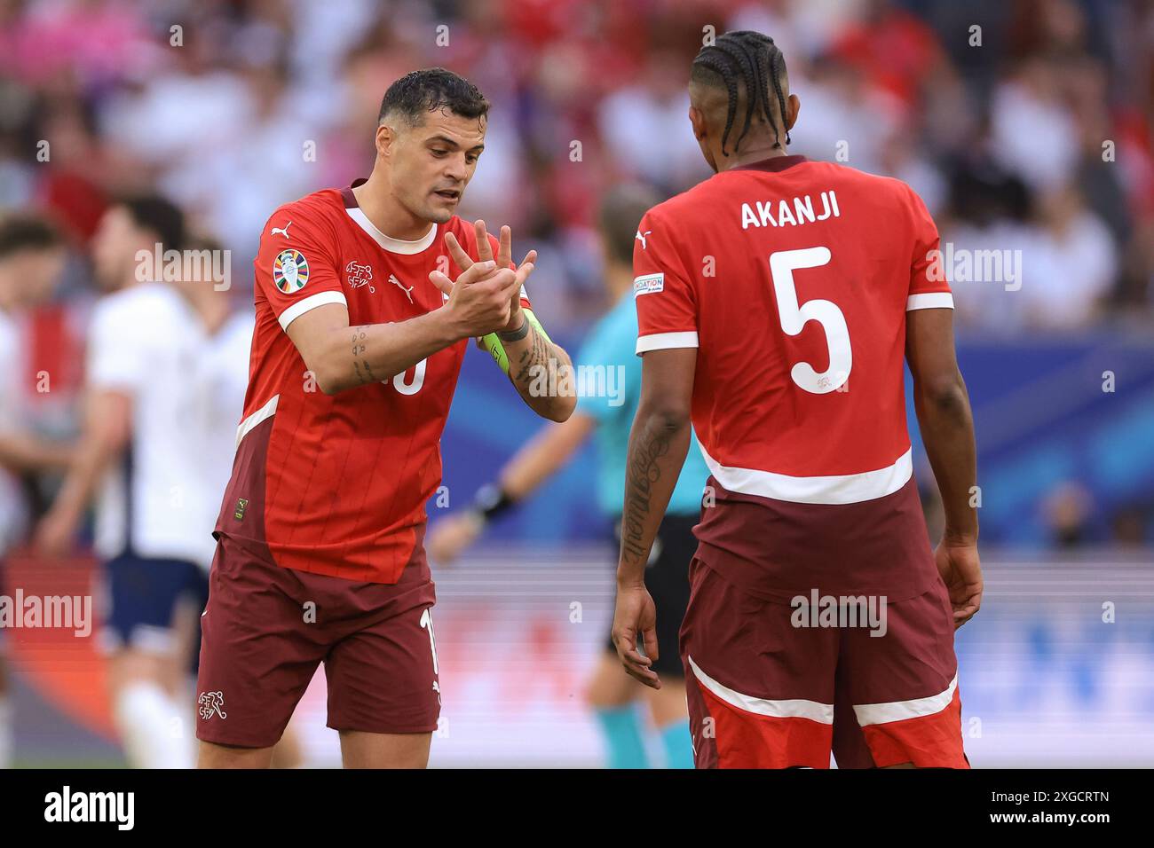 Düsseldorf, Deutschland. Juli 2024. Granit Xhaka aus der Schweiz erteilt Teamkollege Manuel Akanji während des Viertelfinales der UEFA-Europameisterschaften in der Düsseldorfer Arena Anweisungen. Der Bildnachweis sollte lauten: Jonathan Moscrop/Sportimage Credit: Sportimage Ltd/Alamy Live News Stockfoto