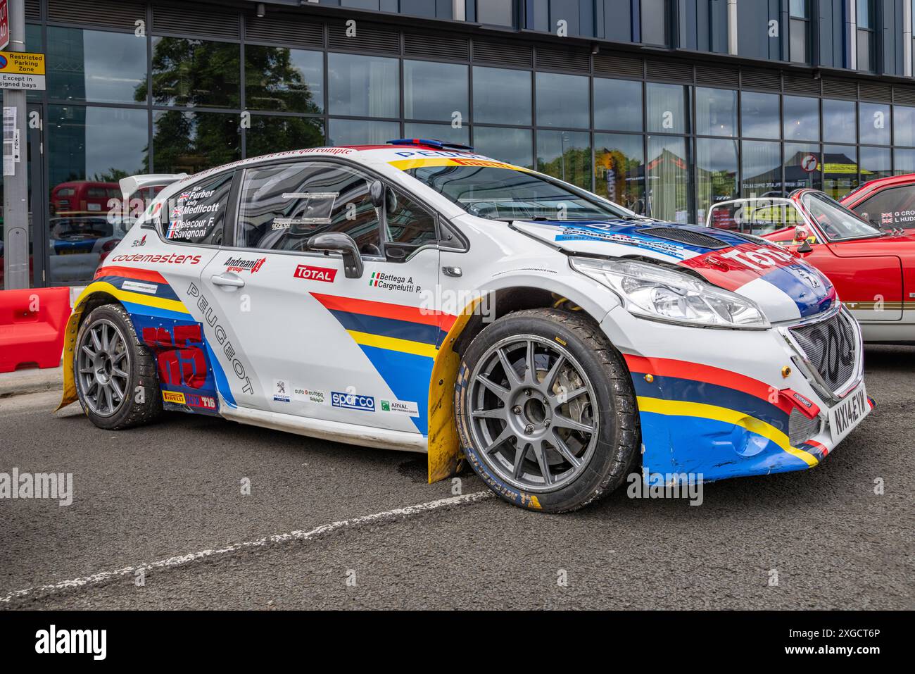 Ein geparkter Peugeot 208 Rallyefahrer mit vollen Aufklebern. Motorsport oder französisches Konzept der Automobilindustrie. Stockfoto