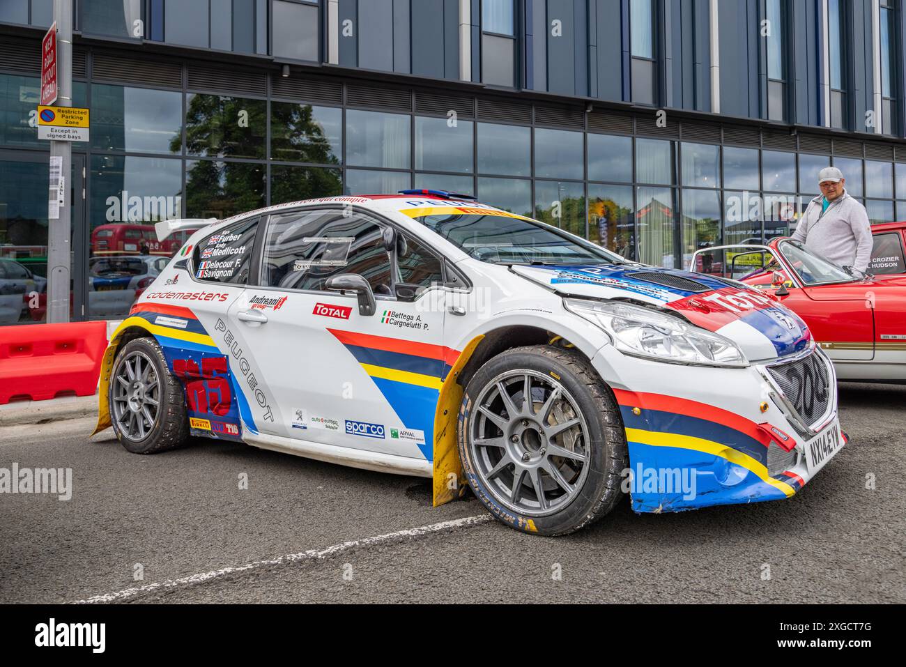 Ein geparkter Peugeot 208 Rallyefahrer mit vollen Aufklebern. Motorsport oder französisches Konzept der Automobilindustrie. Stockfoto