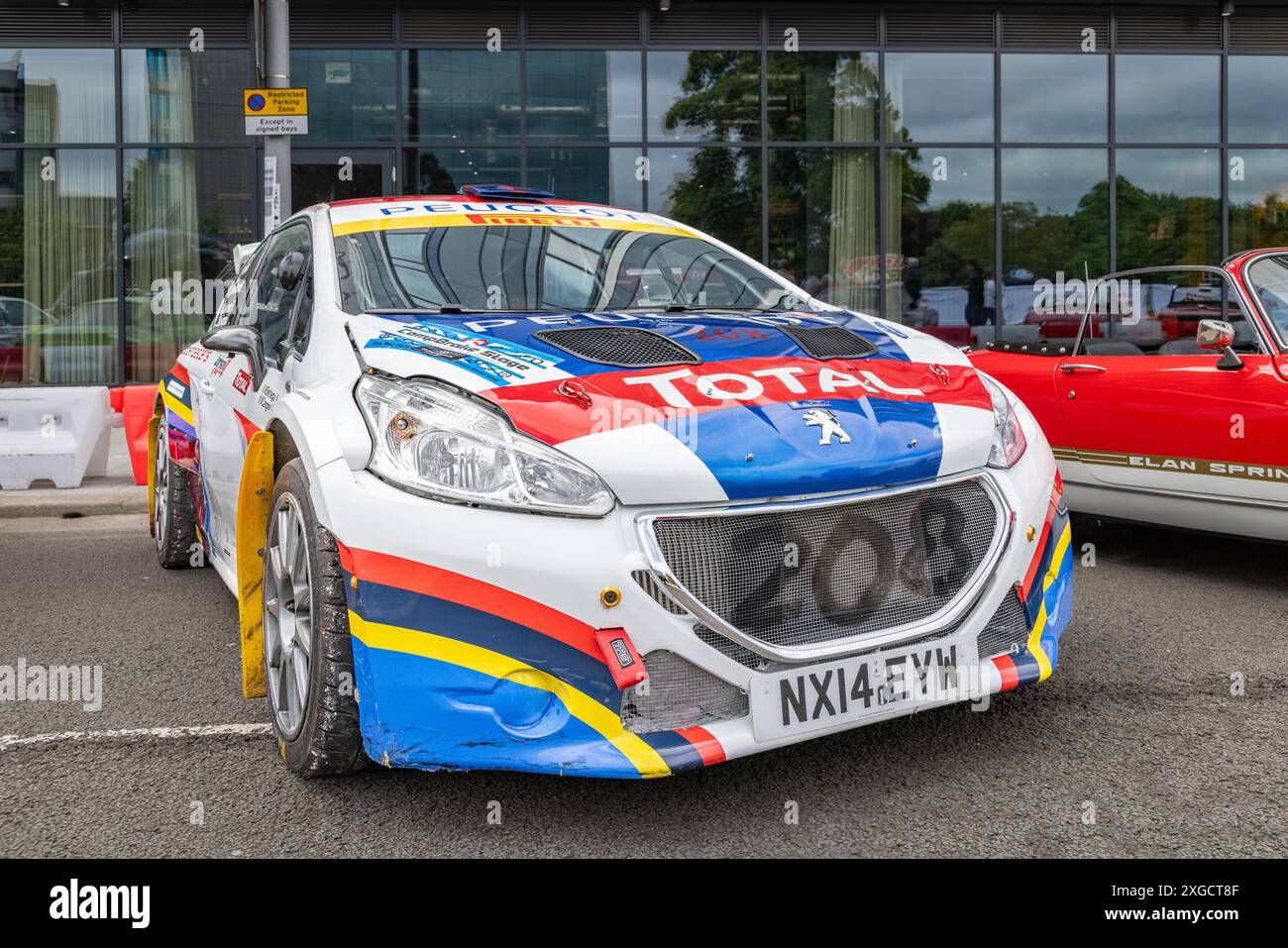 Ein geparkter Peugeot 208 Rallyefahrer mit vollen Aufklebern. Motorsport oder französisches Konzept der Automobilindustrie. Stockfoto