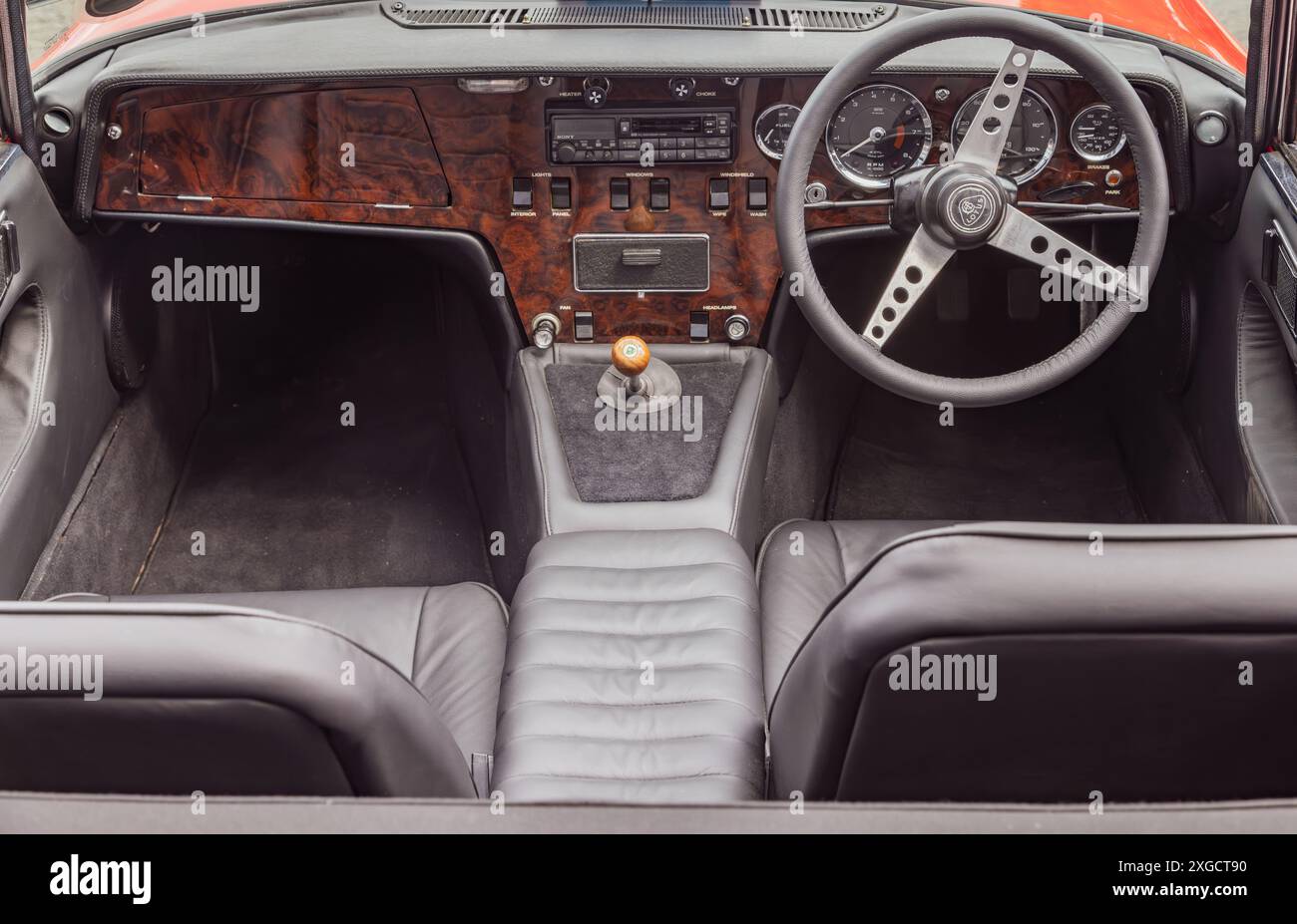 Cockpit eines Lous Elan Sprints aus den 1970er Jahren mit hölzernem Armaturenbrett und Instrumenten. Britische Sportwagen oder Konzept der Automobilindustrie Stockfoto