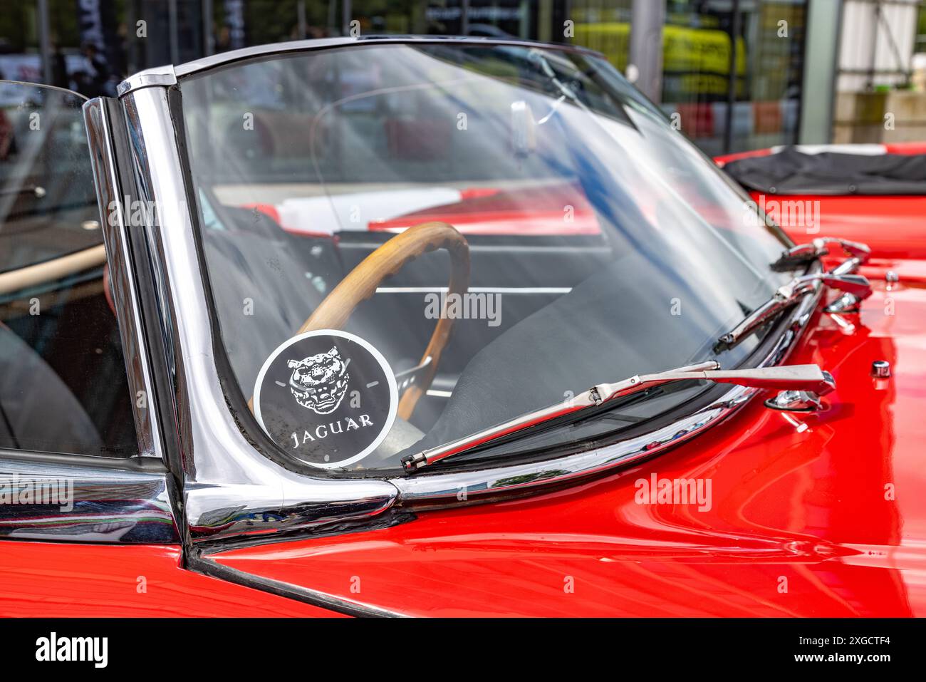 Detail eines E-Type Jaguar mit roter Lackierung. Britische Sportwagen oder Konzept der Automobilindustrie. Stockfoto