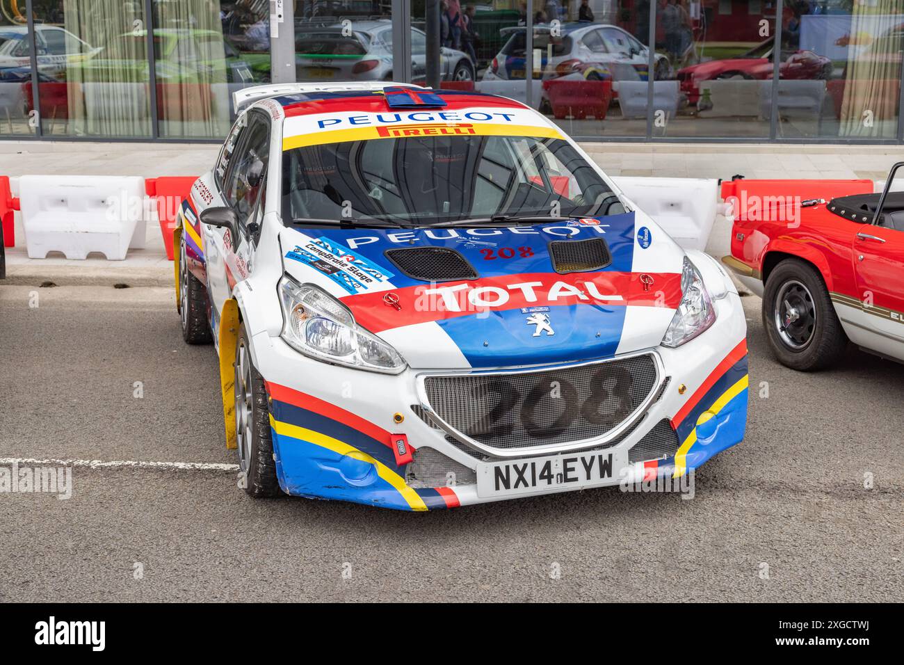 Ein geparkter Peugeot 208 Rallyefahrer mit vollen Aufklebern. Motorsport oder französisches Konzept der Automobilindustrie. Stockfoto