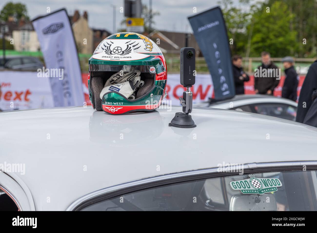 Grant Williams Rennhelm auf dem Dach seines Rennfahrers Jaguar MK1. Stockfoto