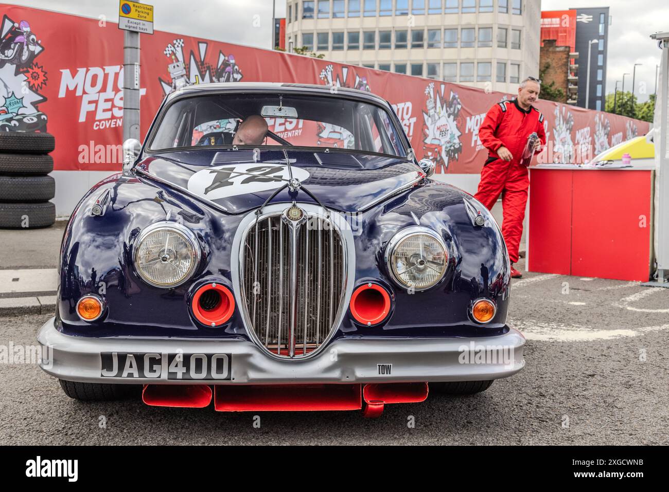 Vorderansicht eines MK2 Jaguar, der während des Coventry Motofests in einer städtischen Umgebung geparkt wurde. Stockfoto