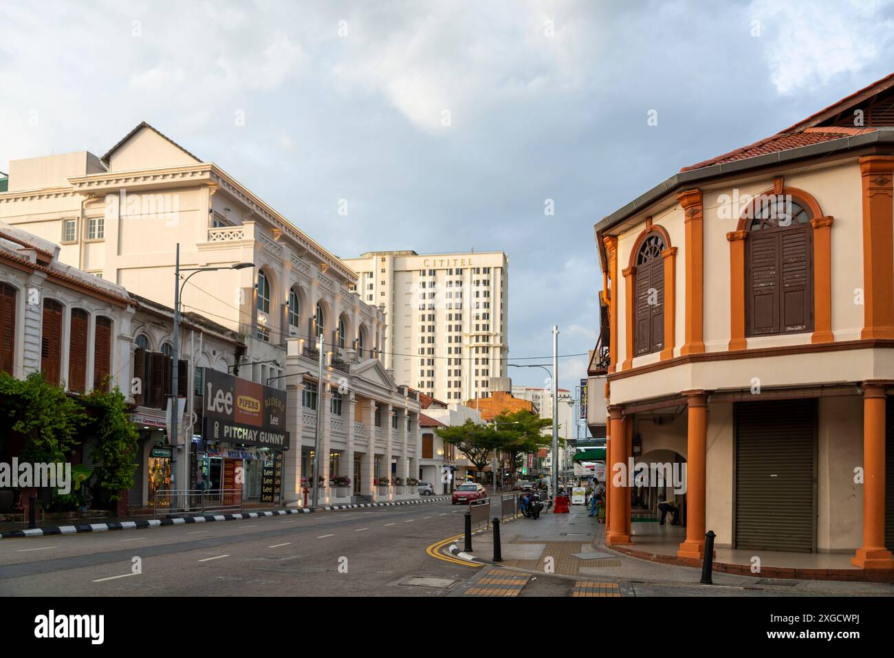 Penang, Malaysia-April27 2023: Die Architektur von Penangs Hauptstadt, britischer Kolonialstil, chinesischer, indischer und islamischer Stil, gemischt mit einem zeitgenössischeren Gebäude Stockfoto