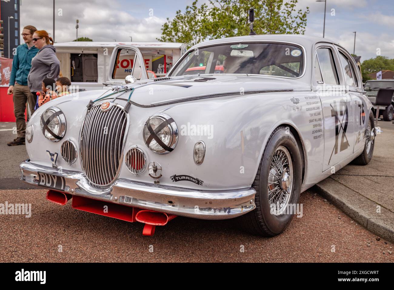Dieser Jaguar MK1 mit der Zulassung BUY1 ist ein bekannter Rennwagen, der besonders mit dem Goodwood Revival in Verbindung gebracht wird. Vorn 3/4 des Mk1 Jaguar. Stockfoto