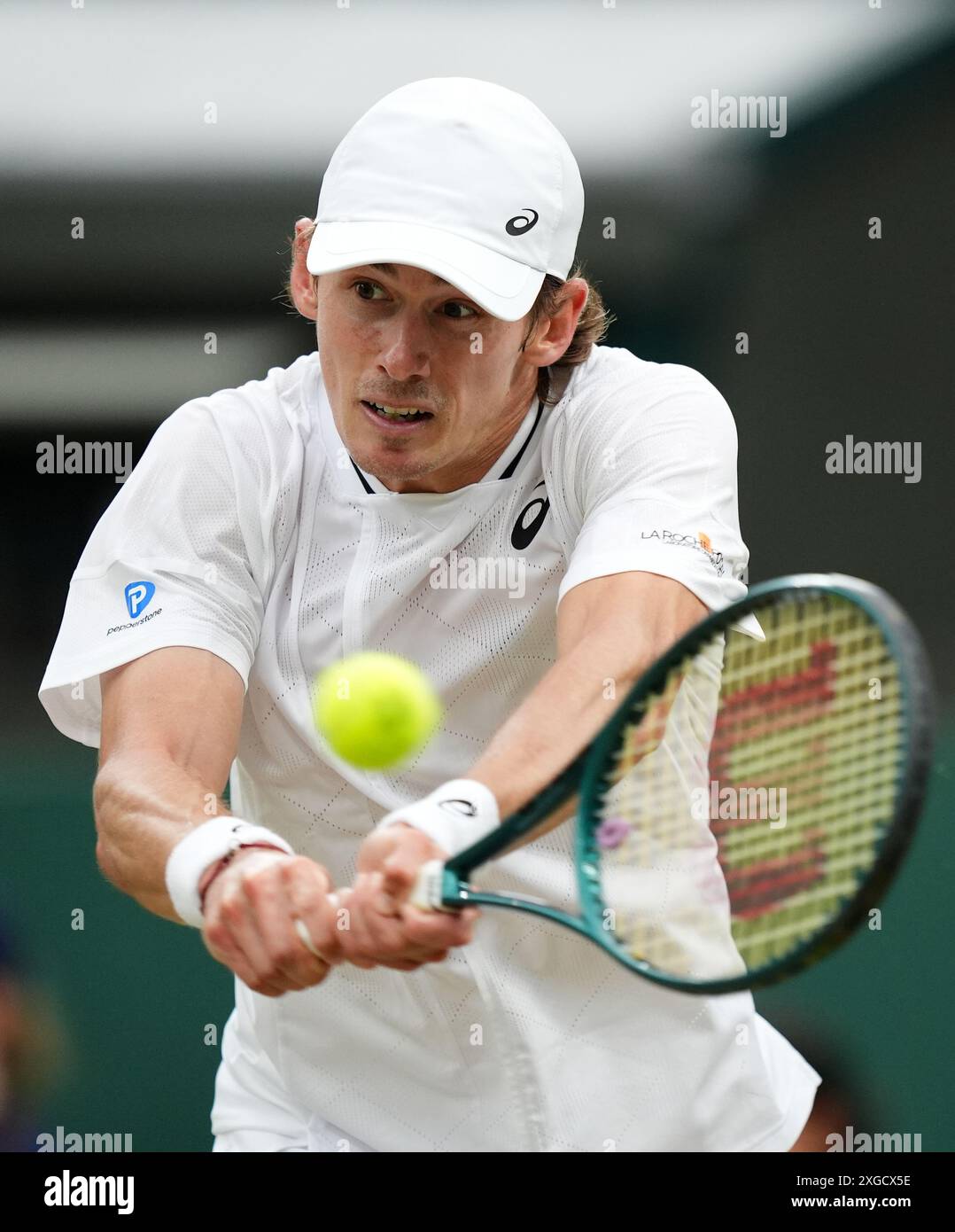 Alex de Minaur im Kampf gegen Arthur Fils (nicht abgebildet) am 8. Tag der Wimbledon Championships 2024 im All England Lawn Tennis and Croquet Club in London. Bilddatum: Montag, 8. Juli 2024. Stockfoto