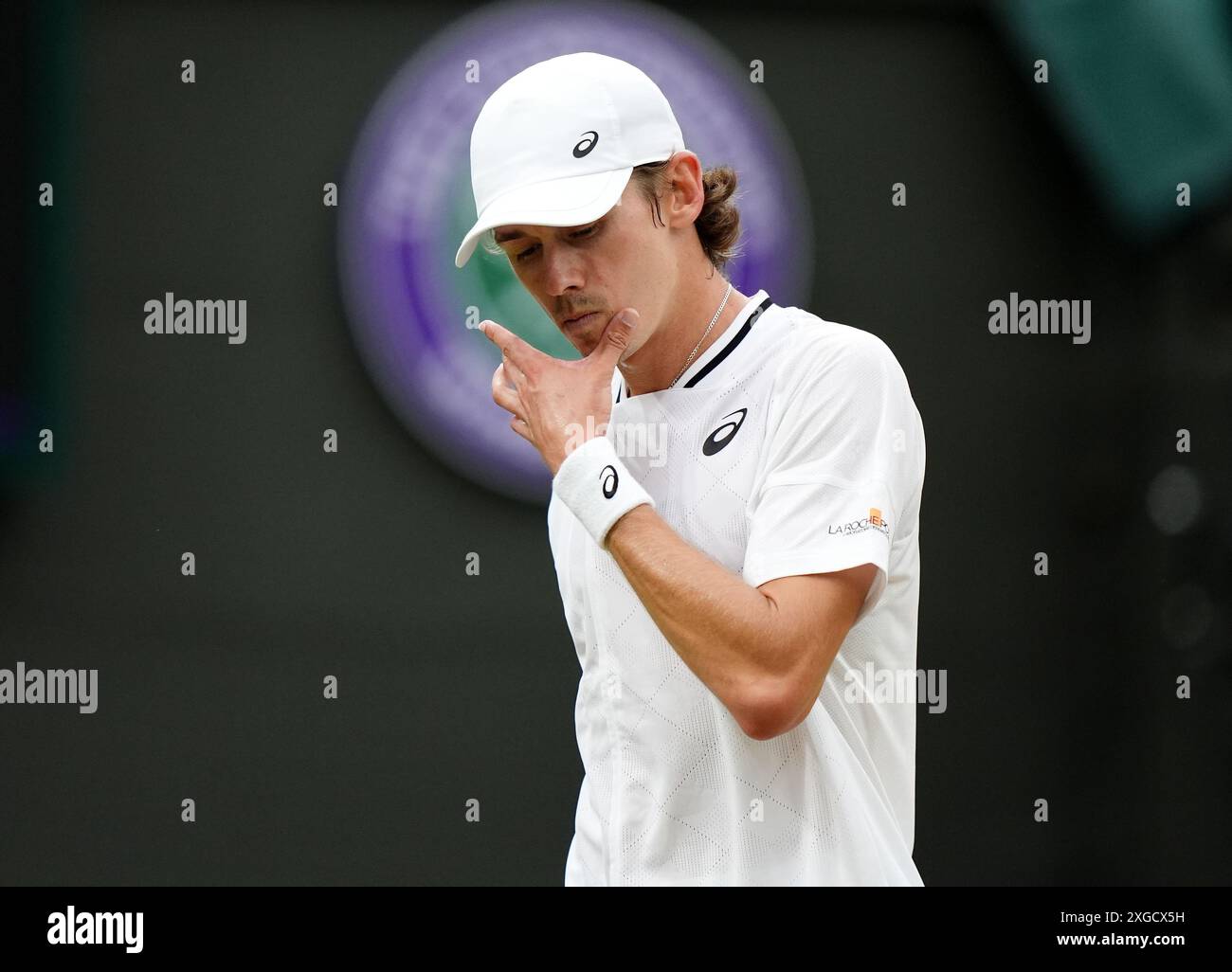 Alex de Minaur während seines Spiels gegen Arthur Fils (nicht abgebildet) am 8. Tag der Wimbledon Championships 2024 im All England Lawn Tennis and Croquet Club in London. Bilddatum: Montag, 8. Juli 2024. Stockfoto