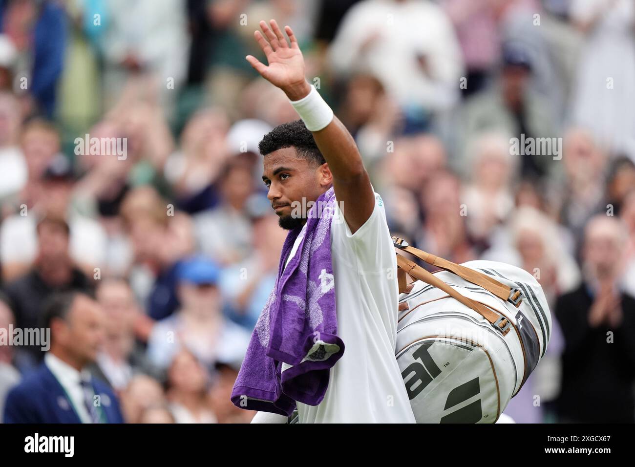 Arthur Fils nach seiner Niederlage gegen Alex de Minaur (nicht abgebildet) am 8. Tag der Wimbledon Championships 2024 im All England Lawn Tennis and Croquet Club in London. Bilddatum: Montag, 8. Juli 2024. Stockfoto