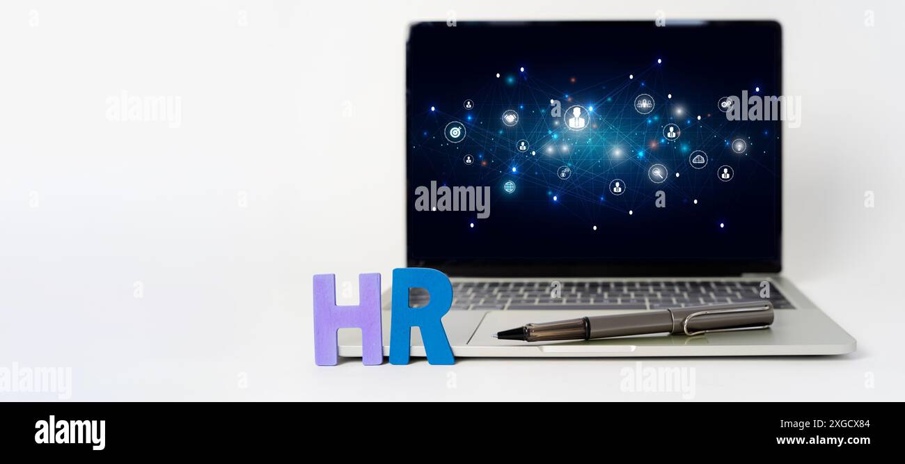 Der Personalmanager prüft den Lebenslauf online, um den perfekten Mitarbeiter für sein Unternehmen auszuwählen. Online- und moderne Technologien zur Vereinfachung der menschlichen Stockfoto