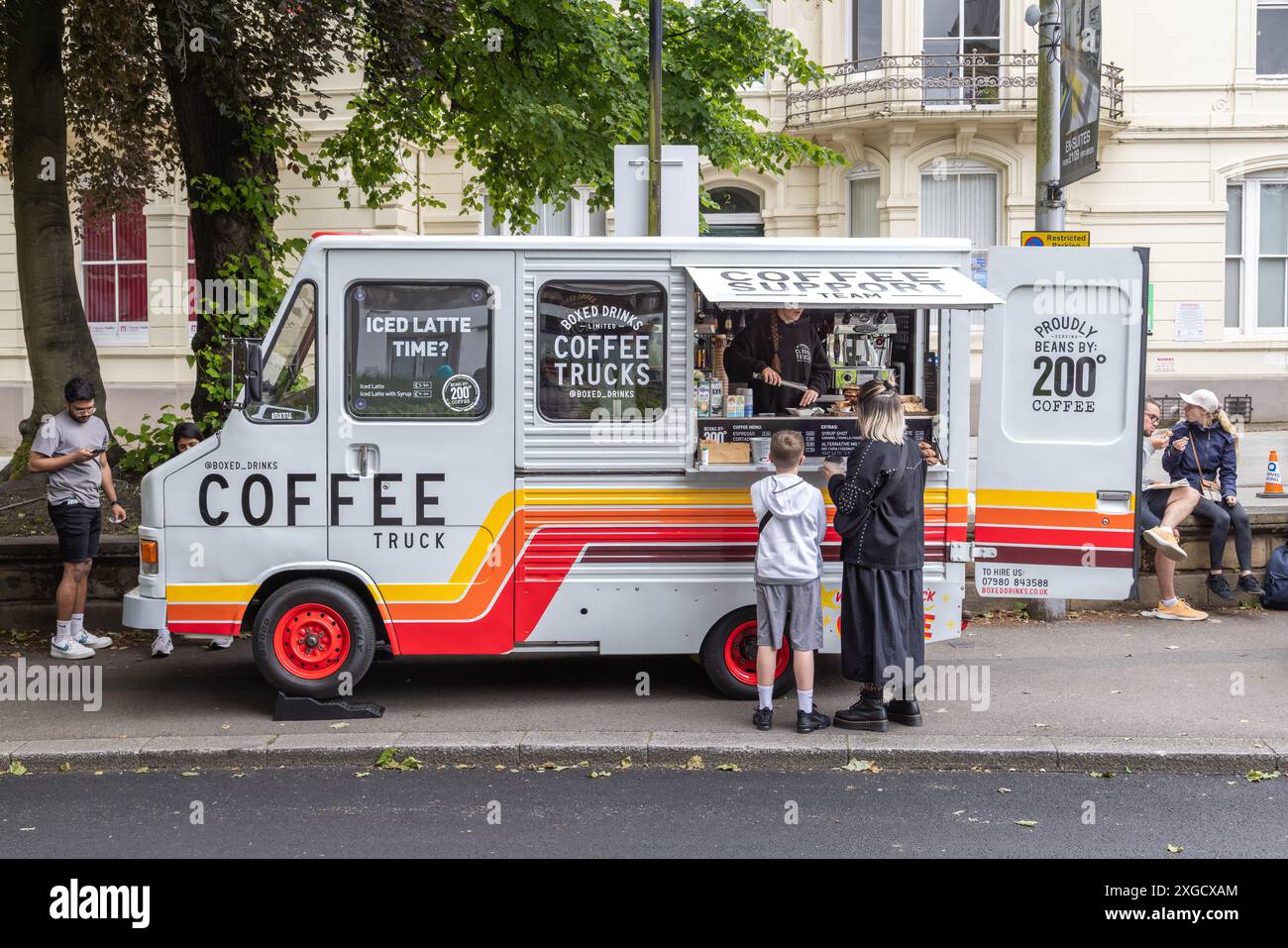 Kunden, die an einem mobilen Kaffeeautomat auf ihre Bestellung warten. Fast Food, Ernährung, Lebensstil oder Gesundheitskonzept Stockfoto