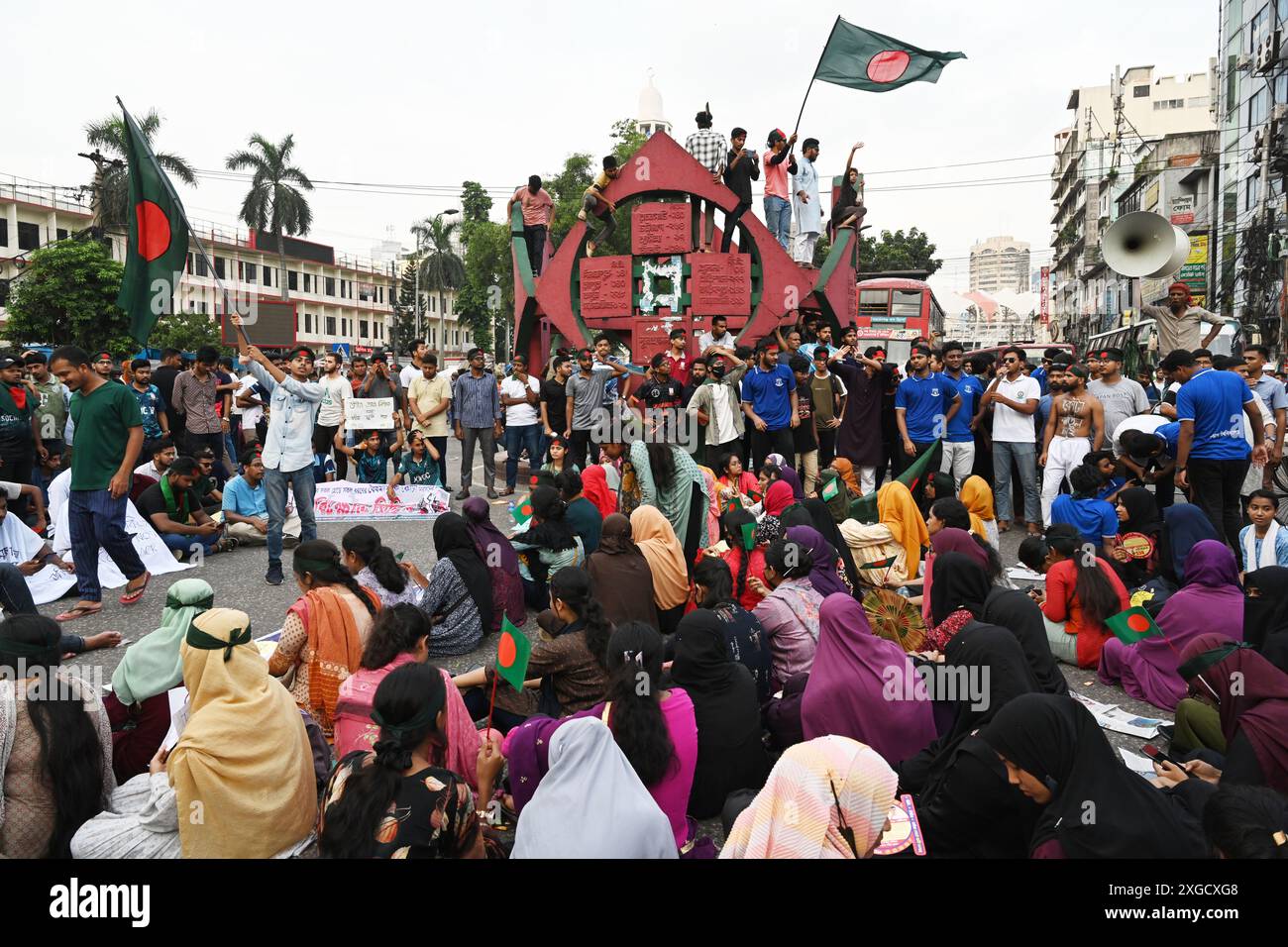 Dhaka, Bangladesch. Juli 2024. Studenten und Jobanwärter blockierten die Kreuzung Gulisthan während eines Protestes, der die Wiedereinführung des Bangladesch-Regierungszirkels forderte, das 2018 veröffentlicht wurde und das Quotensystem in Dhaka, Bangladesch, am 8. Juli 2024 abgeschafft hatte Credit: Mamunur Rashid/Alamy Live News Stockfoto