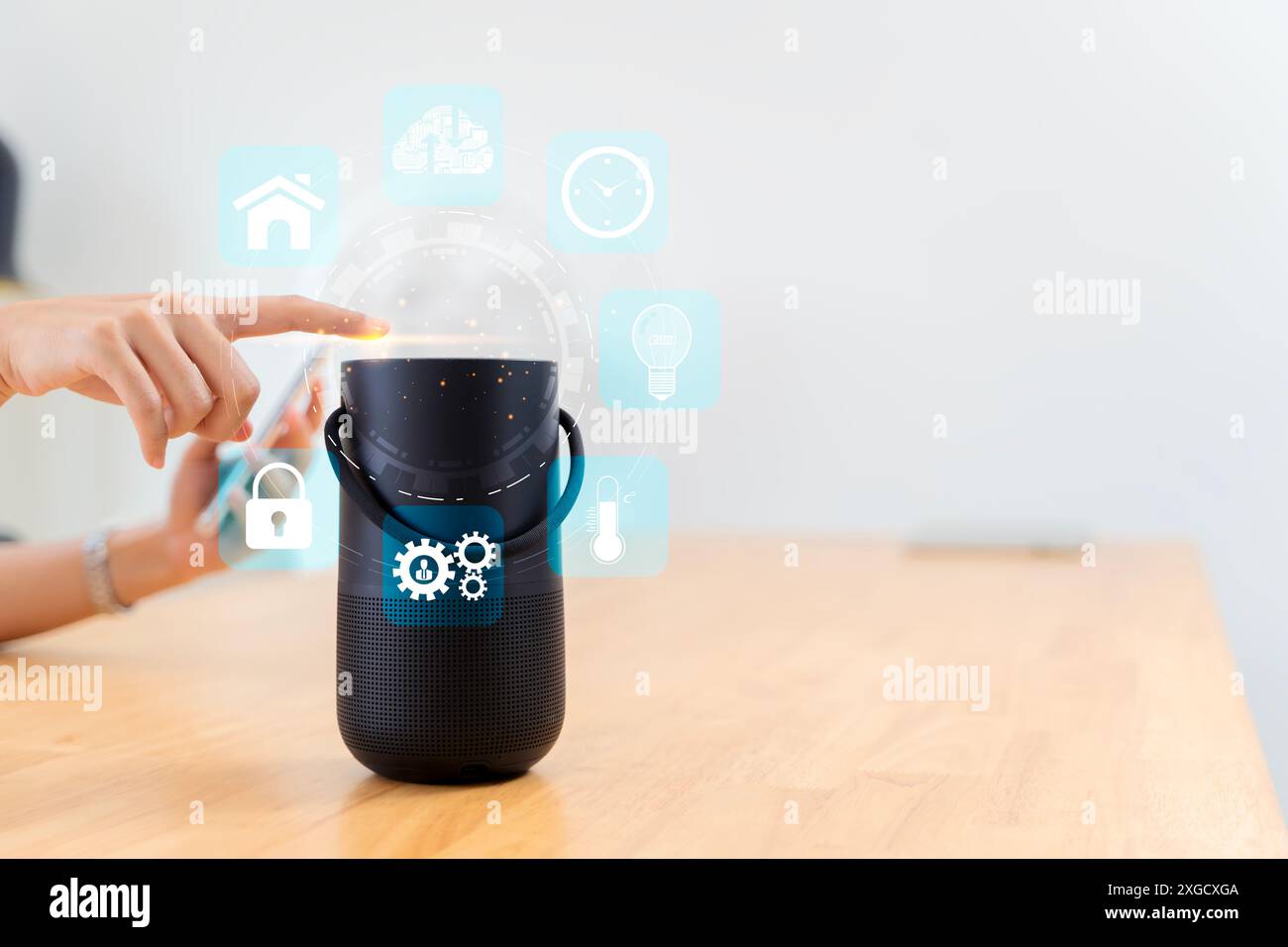 Frau schaltet Smart Speaker mit aktivem Assistenten für künstliche Intelligenz mit futuristischer Bildschirmschnittstelle mit verschiedenen Symbolen und Symbolen ein. Startseite Stockfoto