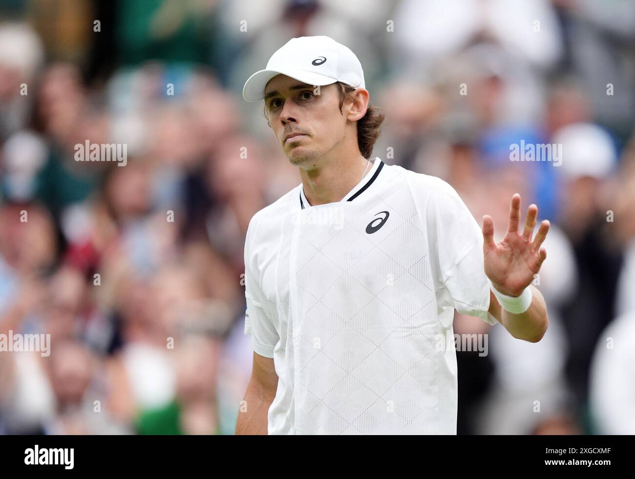 Alex de Minaur nach dem Sieg über Arthur Fils (nicht abgebildet) am 8. Tag der Wimbledon Championships 2024 im All England Lawn Tennis and Croquet Club in London. Bilddatum: Montag, 8. Juli 2024. Stockfoto