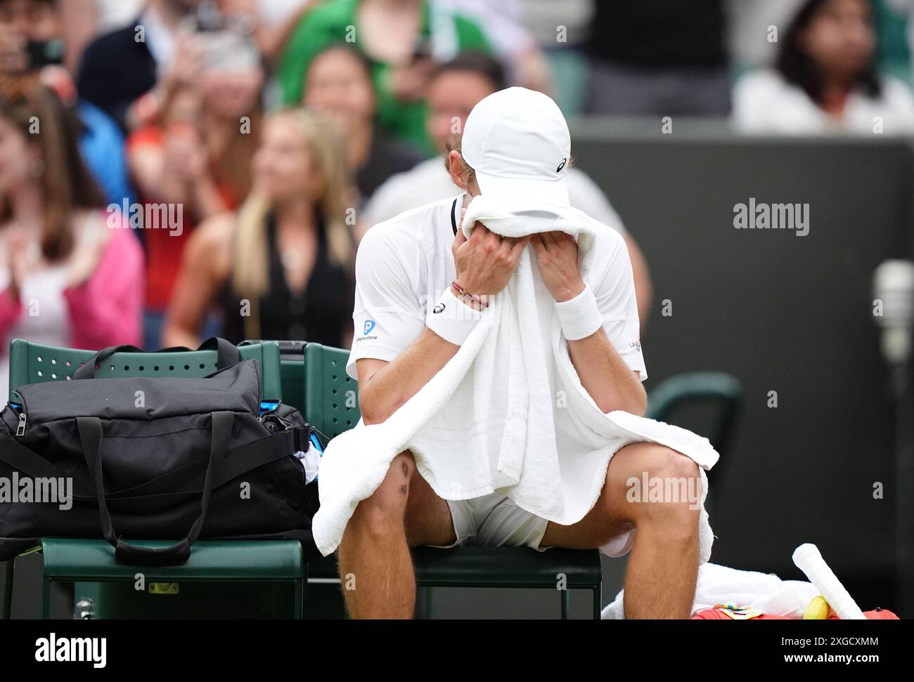 Alex de Minaur in Not nach dem Sieg über Arthur Fils (nicht abgebildet) am 8. Tag der Wimbledon Championships 2024 im All England Lawn Tennis and Croquet Club in London. Bilddatum: Montag, 8. Juli 2024. Stockfoto