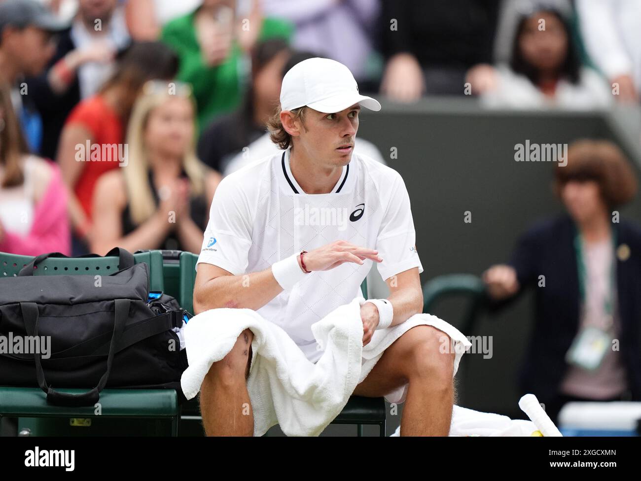 Alex de Minaur nach dem Sieg über Arthur Fils (nicht abgebildet) am 8. Tag der Wimbledon Championships 2024 im All England Lawn Tennis and Croquet Club in London. Bilddatum: Montag, 8. Juli 2024. Stockfoto