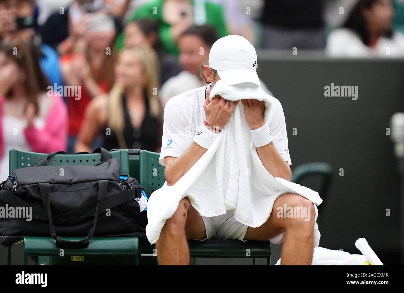 Alex de Minaur in Not nach dem Sieg über Arthur Fils (nicht abgebildet) am 8. Tag der Wimbledon Championships 2024 im All England Lawn Tennis and Croquet Club in London. Bilddatum: Montag, 8. Juli 2024. Stockfoto