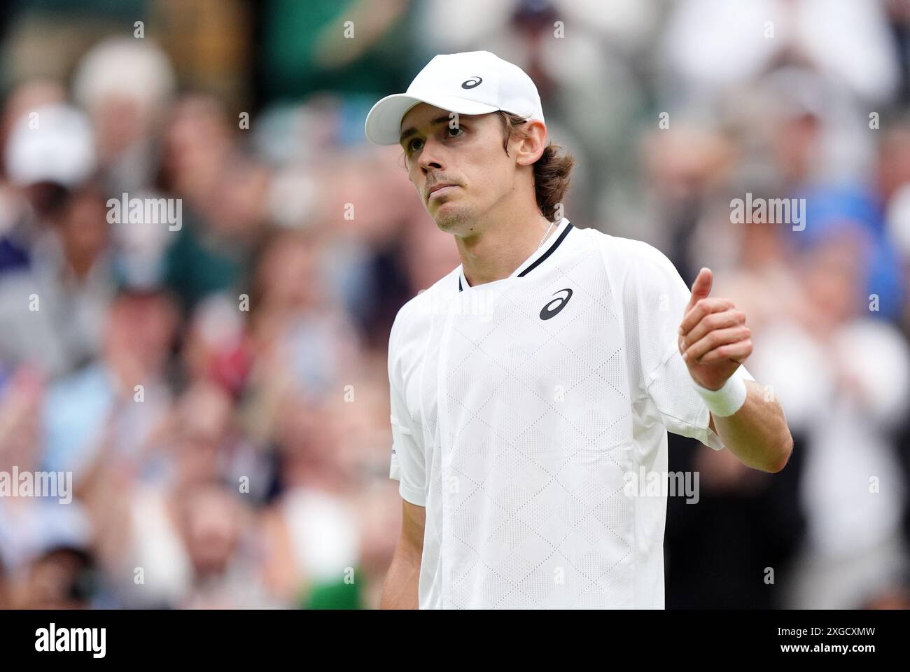 Alex de Minaur nach dem Sieg über Arthur Fils (nicht abgebildet) am 8. Tag der Wimbledon Championships 2024 im All England Lawn Tennis and Croquet Club in London. Bilddatum: Montag, 8. Juli 2024. Stockfoto
