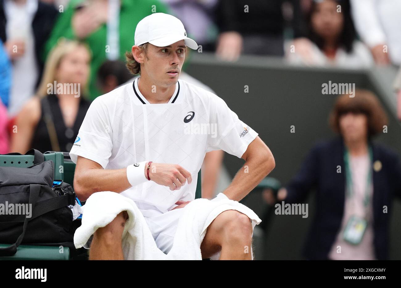 Alex de Minaur hält sich nach dem Sieg über Arthur Fils (nicht abgebildet) am 8. Tag der Wimbledon Championships 2024 im All England Lawn Tennis and Croquet Club in London an der Hüfte. Bilddatum: Montag, 8. Juli 2024. Stockfoto