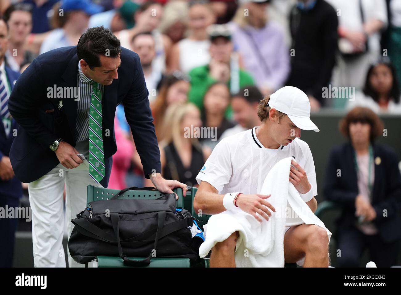 Alex de Minaur in Not nach dem Sieg über Arthur Fils (nicht abgebildet) am 8. Tag der Wimbledon Championships 2024 im All England Lawn Tennis and Croquet Club in London. Bilddatum: Montag, 8. Juli 2024. Stockfoto