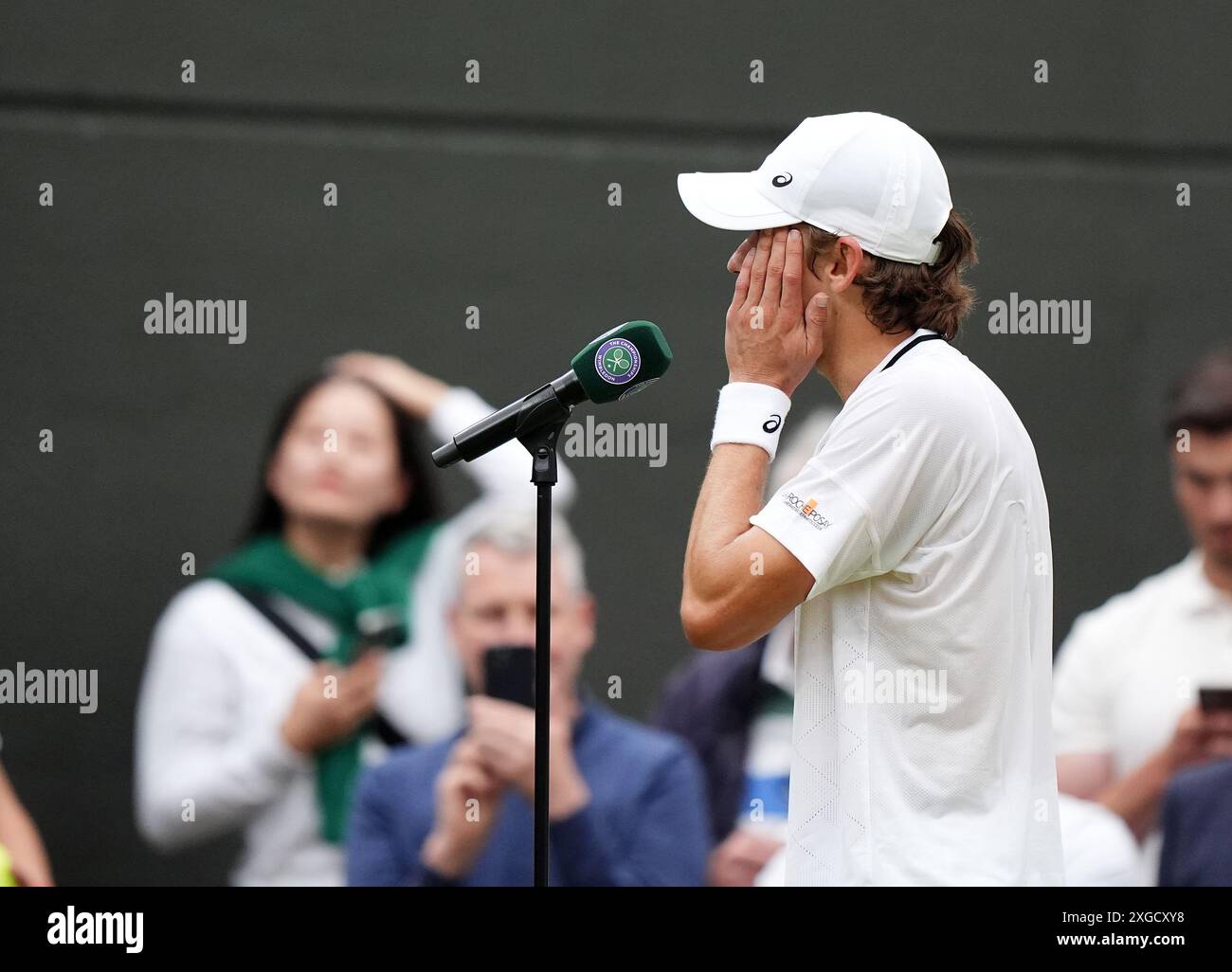 Alex de Minaur in Not nach dem Sieg über Arthur Fils (nicht abgebildet) am 8. Tag der Wimbledon Championships 2024 im All England Lawn Tennis and Croquet Club in London. Bilddatum: Montag, 8. Juli 2024. Stockfoto