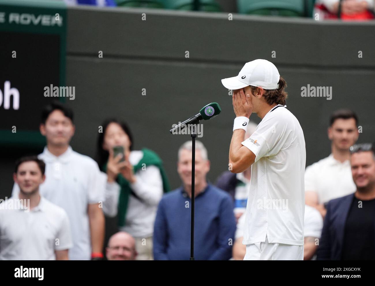 Alex de Minaur in Not nach dem Sieg über Arthur Fils (nicht abgebildet) am 8. Tag der Wimbledon Championships 2024 im All England Lawn Tennis and Croquet Club in London. Bilddatum: Montag, 8. Juli 2024. Stockfoto