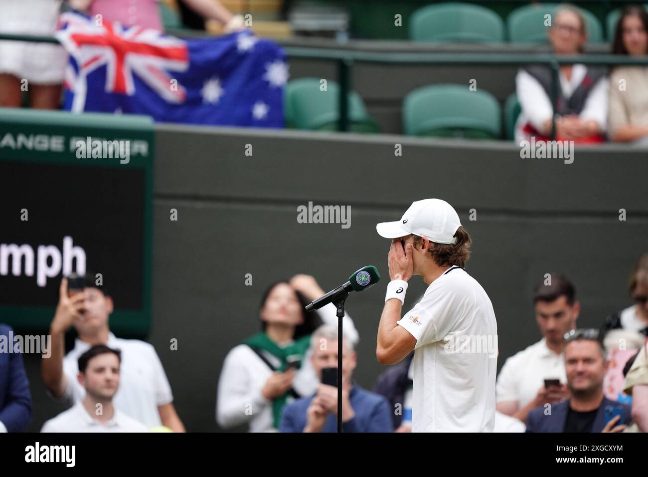 Alex de Minaur in Not nach dem Sieg über Arthur Fils (nicht abgebildet) am 8. Tag der Wimbledon Championships 2024 im All England Lawn Tennis and Croquet Club in London. Bilddatum: Montag, 8. Juli 2024. Stockfoto