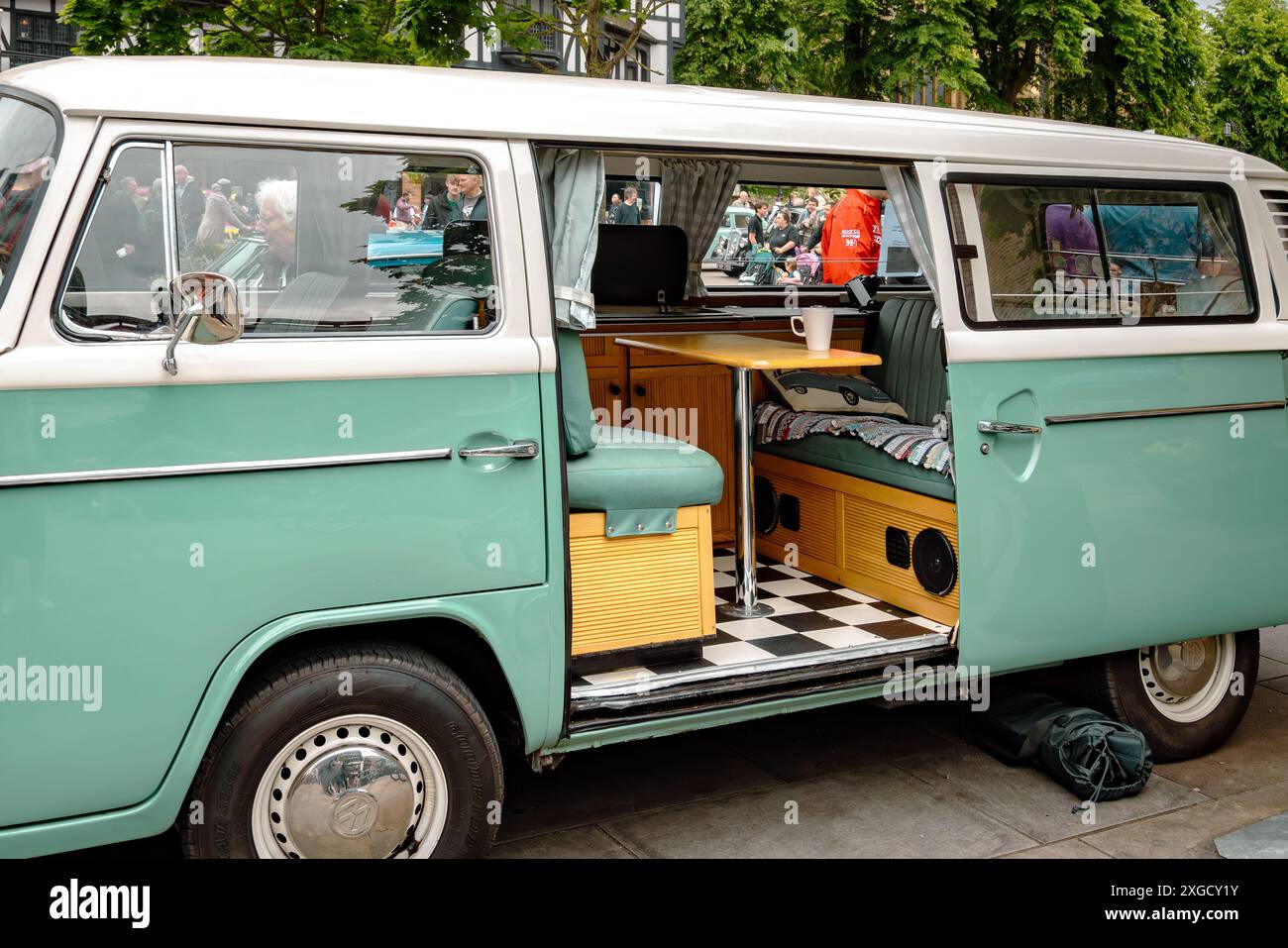 Seitenansicht eines alten Volkswagen Wohnmobil mit geöffneter Schiebetür. VW Wohnmobil, Roadtrip, Reise oder alternatives Lifestyle-Konzept. Stockfoto