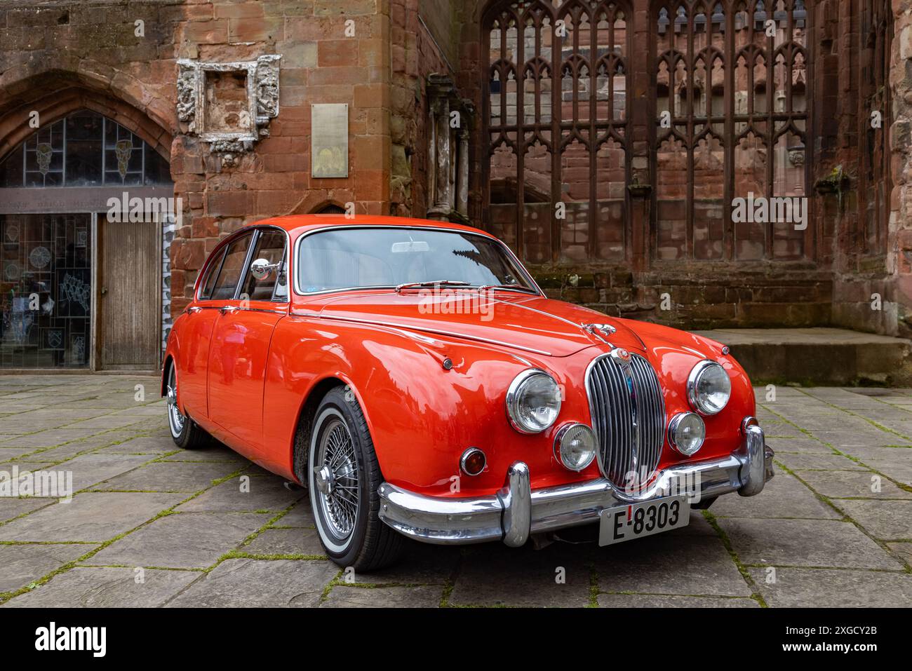 Ein wunderschöner Jaguar MKII in den Ruinen der Kathedrale von Coventry während des Coventry Motofests. Stockfoto