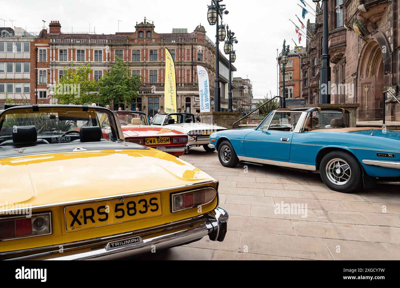 Eine ganze Reihe von klassischen britischen Sportwagen von Triumph Stag parkten vor dem Council House während des Coventry Motofests. Stockfoto