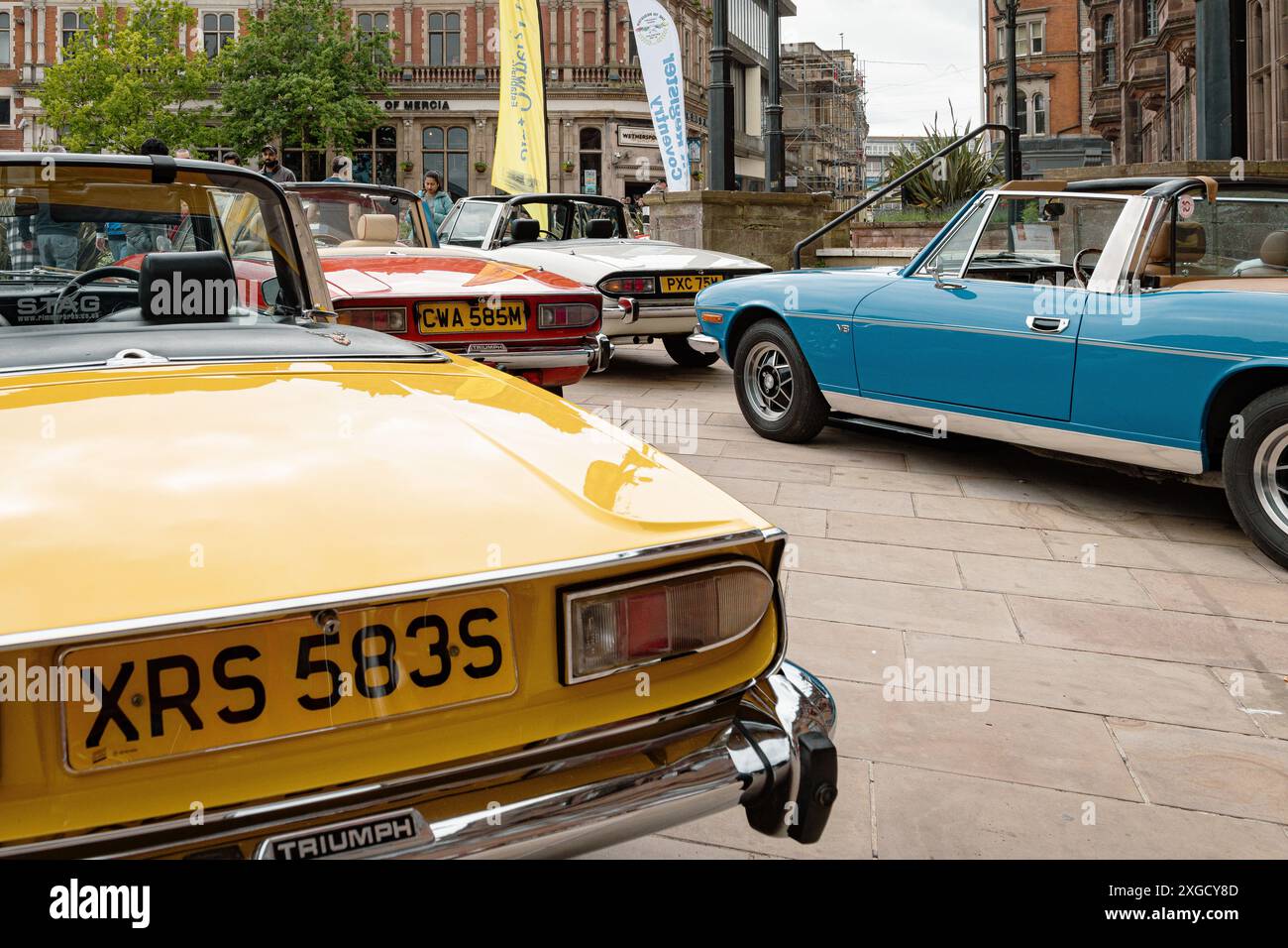 Eine ganze Reihe von klassischen britischen Sportwagen von Triumph Stag parkten vor dem Council House während des Coventry Motofests. Stockfoto