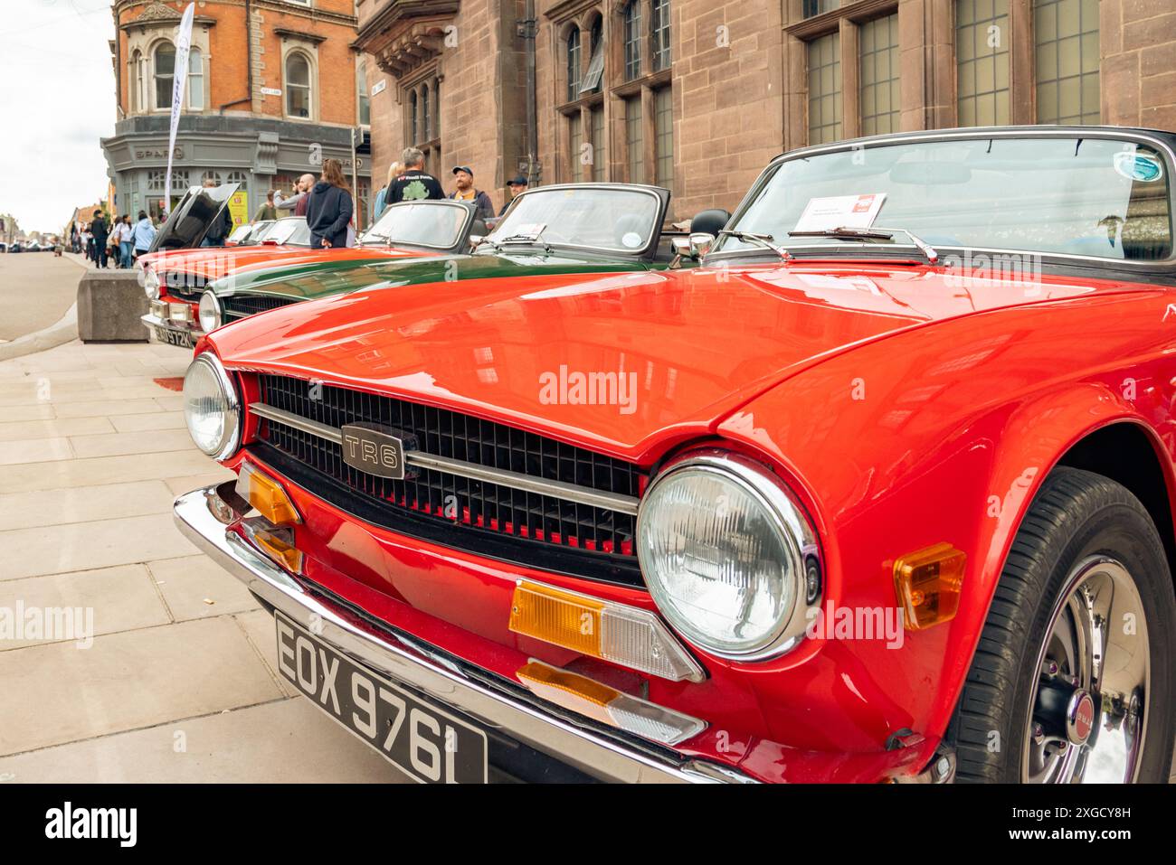 Eine Reihe klassischer britischer Sportwagen des Typs Triumph TR6 parkten während des Coventry Motofests in einer Reihe vor dem Council House. Stockfoto