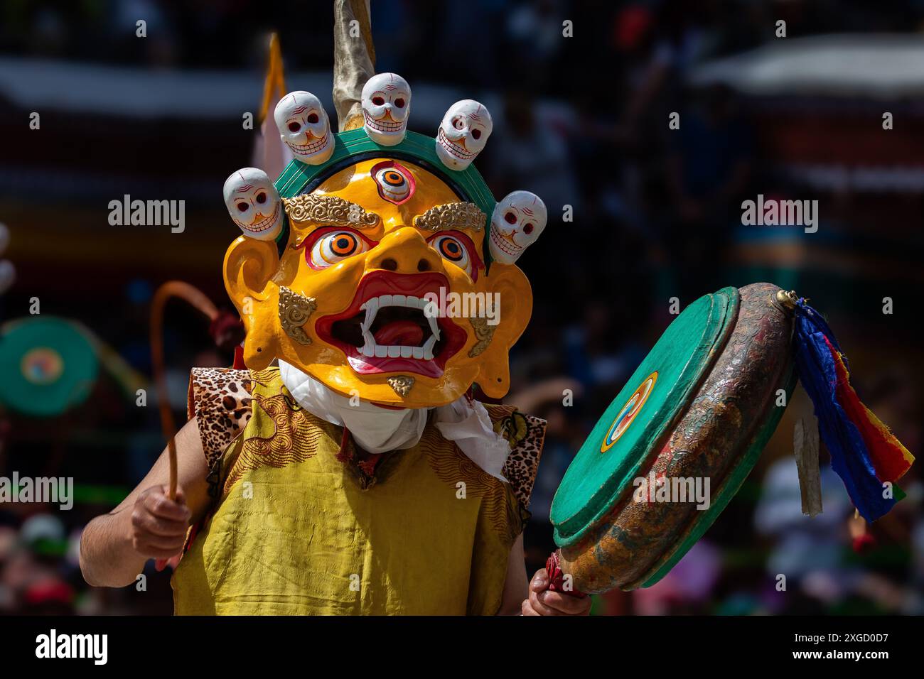 Ein bunter Maskentanz und Trommelschlag werden im Hemis Kloster in Leh, Ladakh, Indien, aufgeführt. Stockfoto