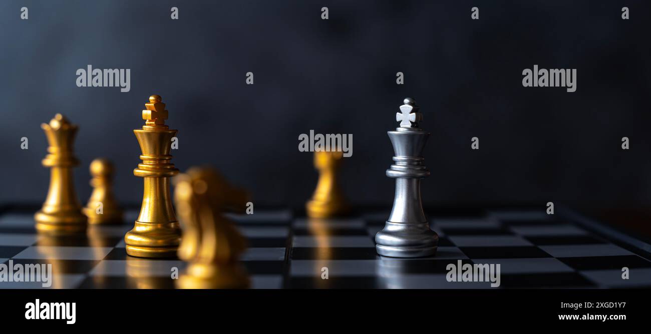 Ein Schachstück besteht aus einem vollständigen Paket von Schachstrategie, Planung und Entscheidungskonzepten. Schachbrettspiel zur Darstellung der Geschäftsstrategie mit Stockfoto